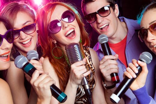 Comment réussir un blind test musical : astuces et playlists