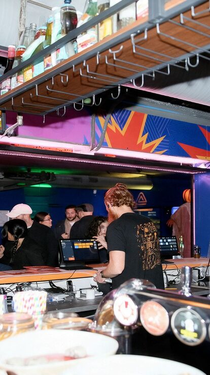 Cocktails, jeux et tapas : découvre le bar de La Base à Créteil