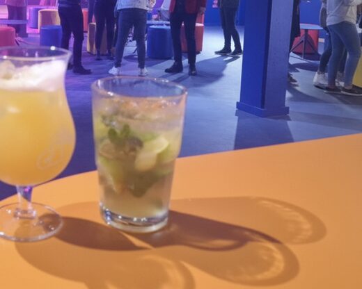 Cocktails, jeux et tapas : découvre le bar de La Base à Créteil